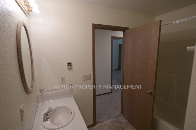 Building Photo - 2 bed 2 bath 1 car garage duplex in Sequim