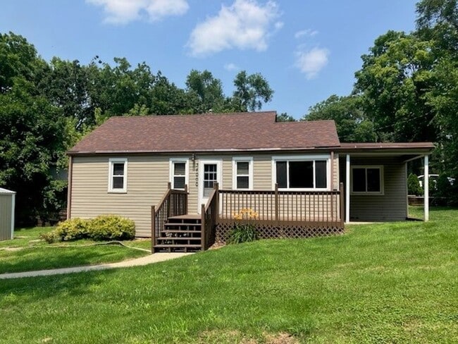 Primary Photo - 3-Bedroom 1 Bathroom Lake House!