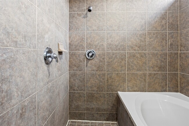 Building Photo - 6933 Yellowstone Way Dr