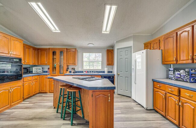 Building Photo - 6651 SE Co Rd 337