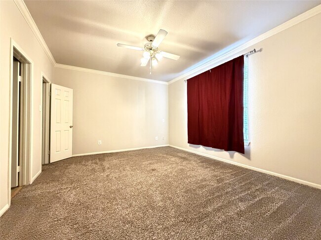 Building Photo - 2255 Braeswood Park Dr