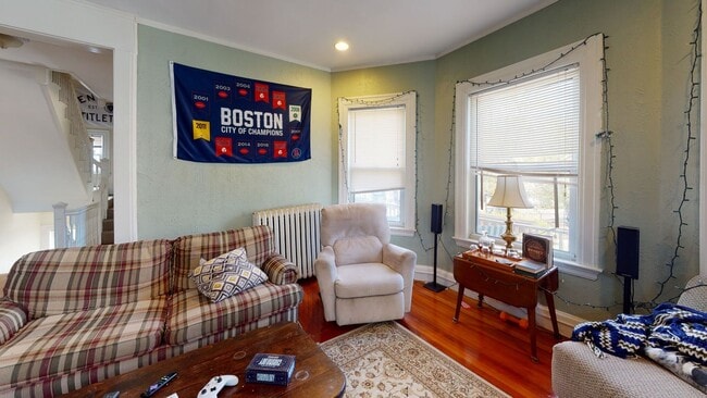 Building Photo - 5 bed 2 bath unit in Brookline.... Rare 3 parking included... Rare pricing.. Don't miss out!