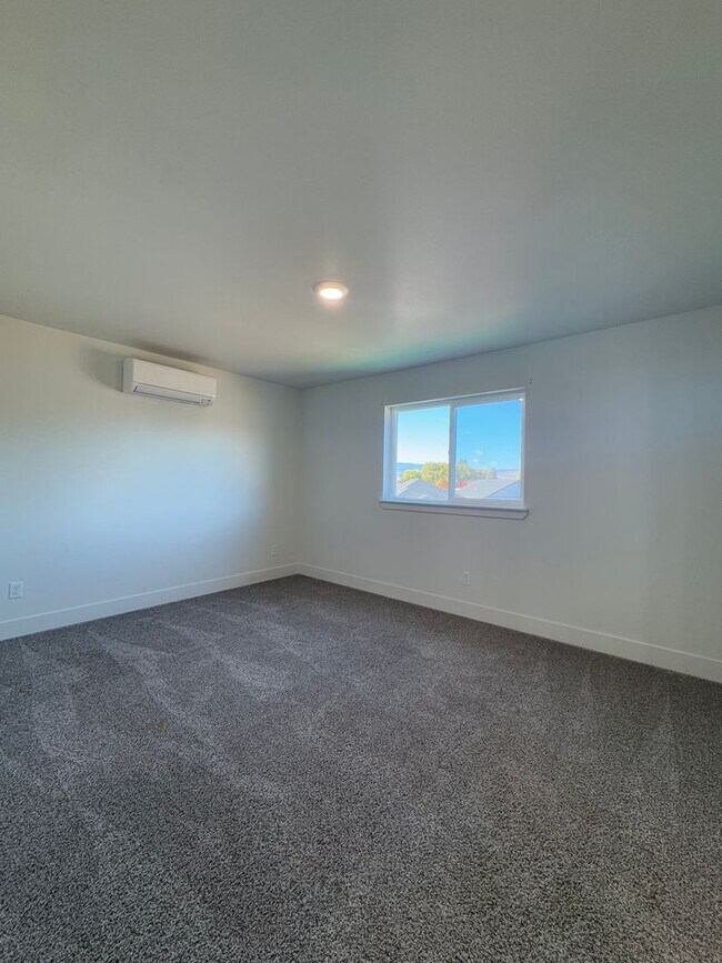 Building Photo - Peaceful Living Just Minutes from Town