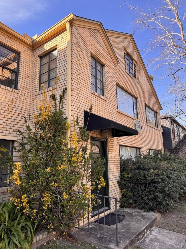 Building Photo - 2646 Persa St