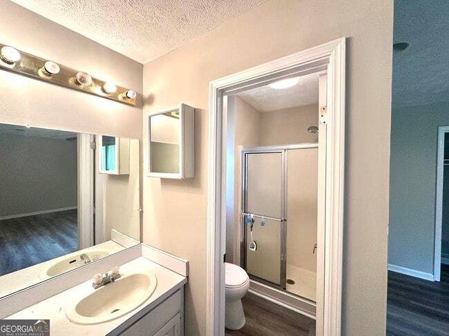 Building Photo - 100 Lakeview Ln