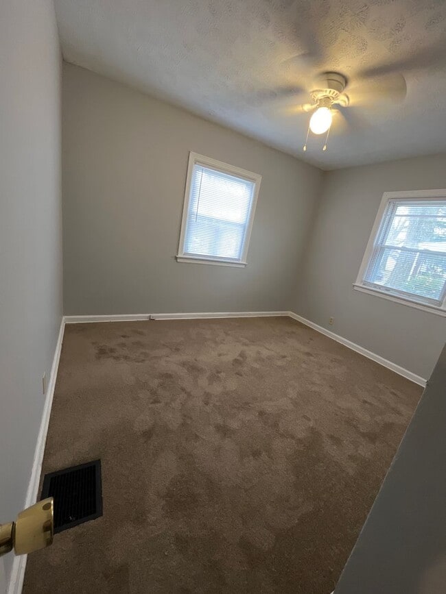 Building Photo - 3 Bedroom 1 Bathroom Single Family Home wi...