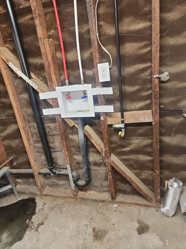 Building Photo - Single-family home with flexible leases - Renovated property - Pet-friendly - Coming soon!