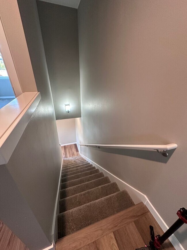 Building Photo - 4 Bedroom / 4 bath New Townhome. Every bedroom is its own Master Suite with your own full bathroo...