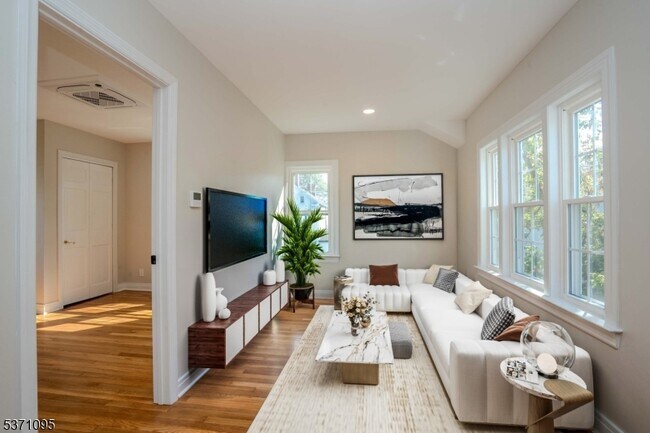 Building Photo - 135 Main St