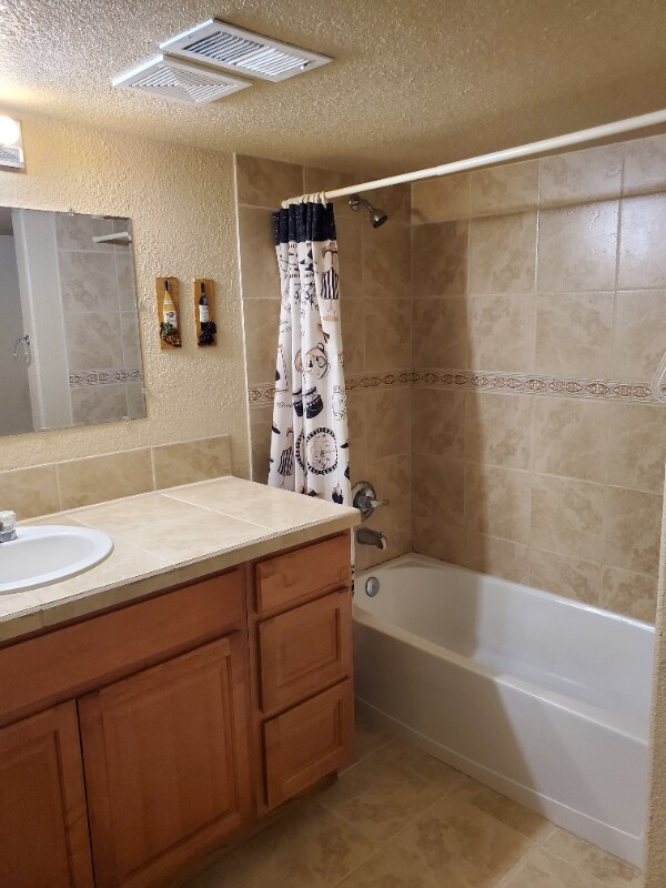 Building Photo - 2532 Iowa Dr