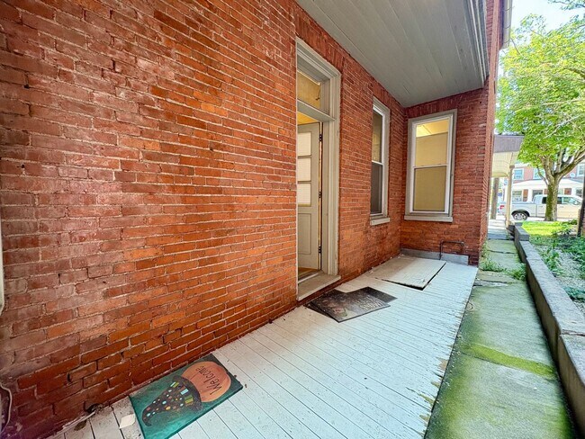 Building Photo - 218 S Market St