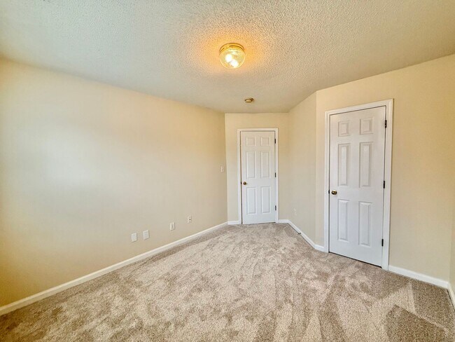 Building Photo - Comfortable 3BD, 2.5BA North Raleigh Townhome with HOA Amenities