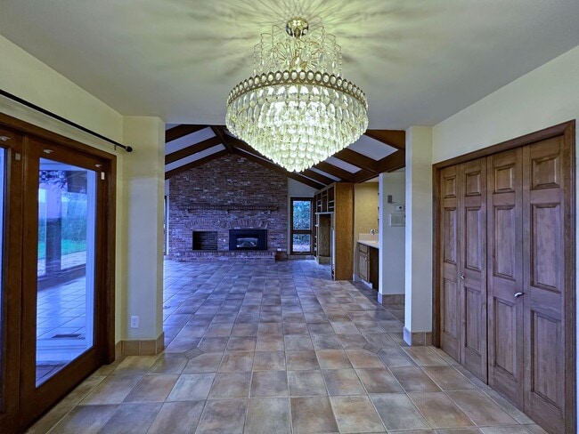 Building Photo - Gated Sound view home Des Moines area, 4 bed plus den 2.5 bath 3900 s/f, Available NOW!!!