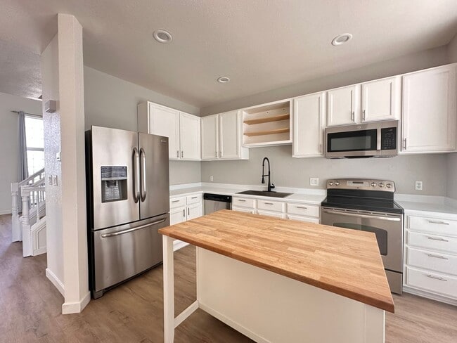 Building Photo - Amazing Townhome with Spectacular Views fo...