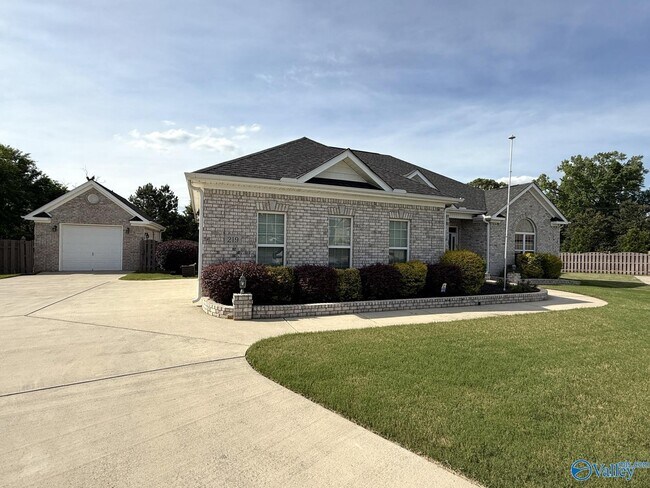 Building Photo - 219 Woodgrove Dr