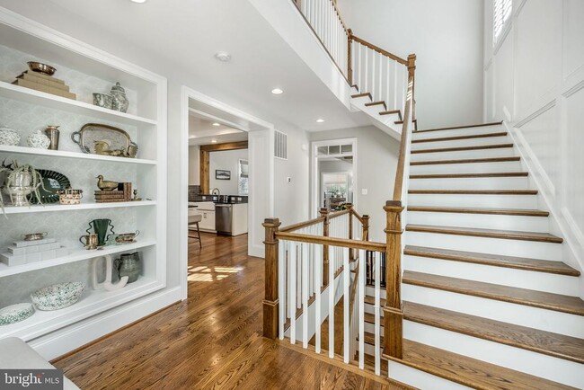 Building Photo - 323 S West St