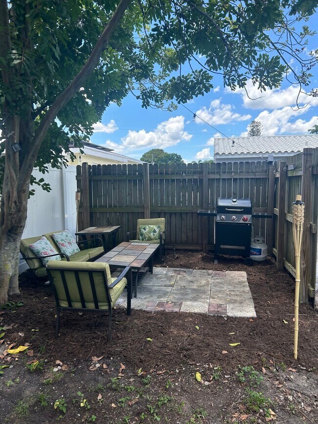 Building Photo - 1516 N Andrews Ave