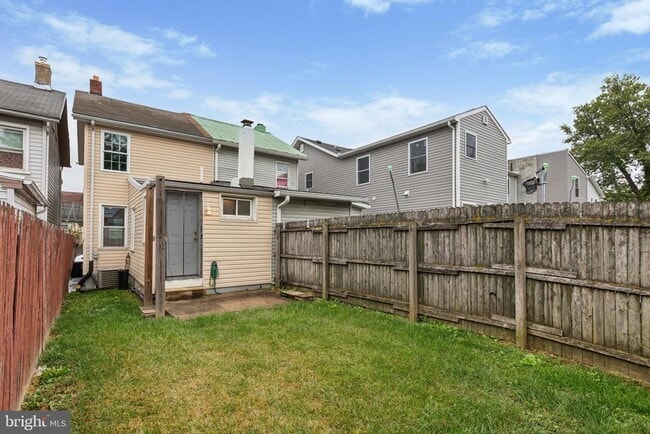 Building Photo - 104 Poplar St