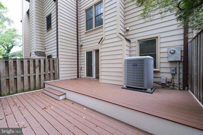 Building Photo - 3818 Vermont Ct