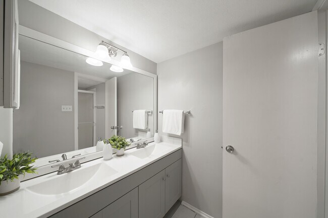 Building Photo - 1714 N Red Cedar Cir
