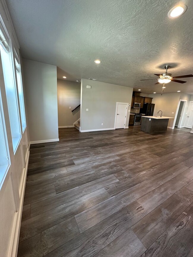 Building Photo - Modern Townhome Near Eagle Greenbelt..3-be...
