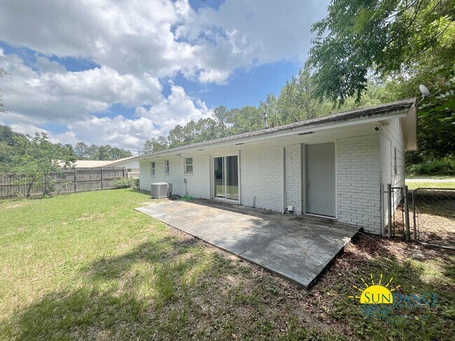 Building Photo - Charming 3 Bedroom Home in Crestview!
