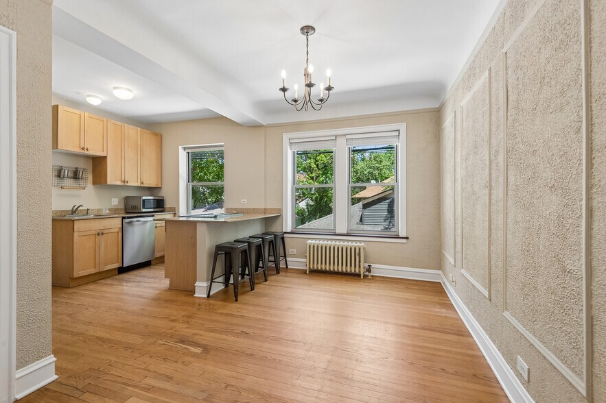 Building Photo - 2018 W Greenleaf Ave