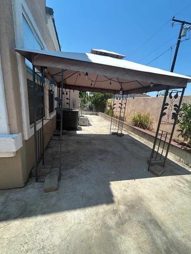 Building Photo - Spacious 2-Story Home in Prime Location