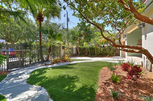 Building Photo - 2527 Inagua Ave