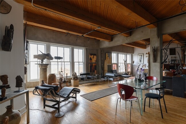 Building Photo - 711 William St