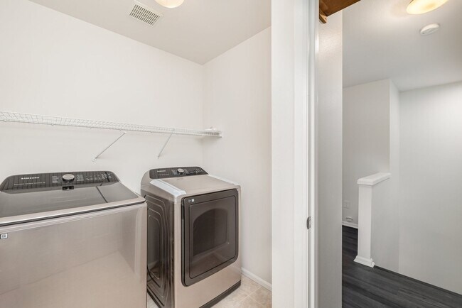 Building Photo - Townhouse available in lynnwood