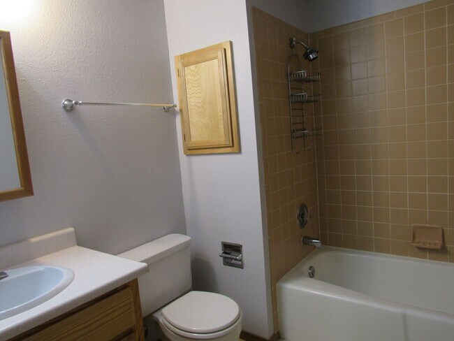 Building Photo - Secluded Eastside Townhome W/Double Garage