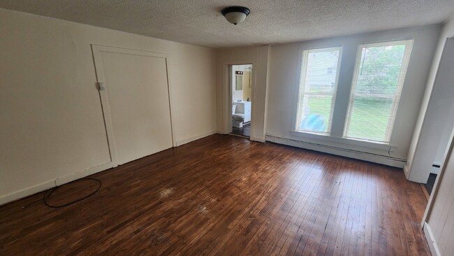 Building Photo - 2 Bedroom, 1 Bathroom with Laundry & Off S...