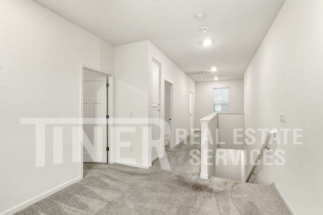 Building Photo - 1580 Parkside Way