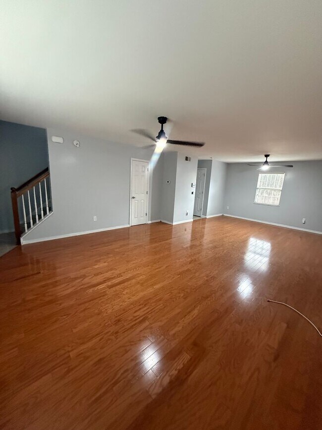 Building Photo - Beautiful 4 Bedroom