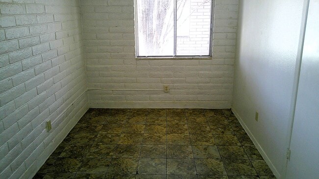 Building Photo - Adorable Single Level Eastside Duplex With Evaporative Air Located In Quiet Neighborhood