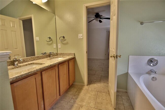 Building Photo - BEAUTIFUL 3 BEDROOMS / 2 BATH HOME IN SETTLERS CROSSING