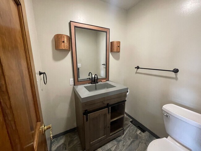 Building Photo - Beautiful 4 bedroom 4 bath 2 car garage - ...
