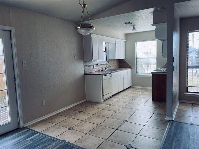 Building Photo - 3815 SW Hickory Ln