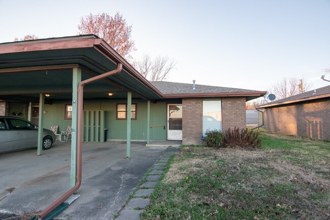 Building Photo - 2 Bedroom duplex near Leclere Park.