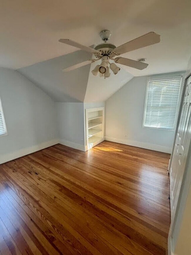 Building Photo - Charming 4BR/2BA House w/ Fenced back yard!