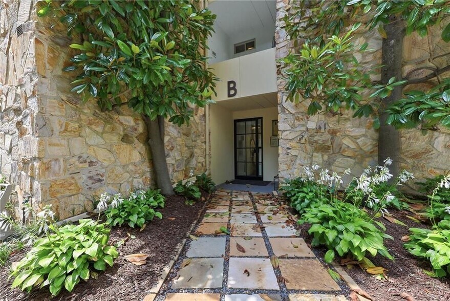 Building Photo - 2632 Peachtree Rd
