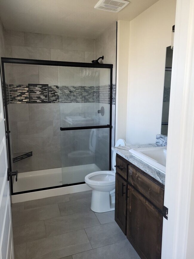 Building Photo - 3 Bedroom, 2.5 Bath Unit in Single Family ...