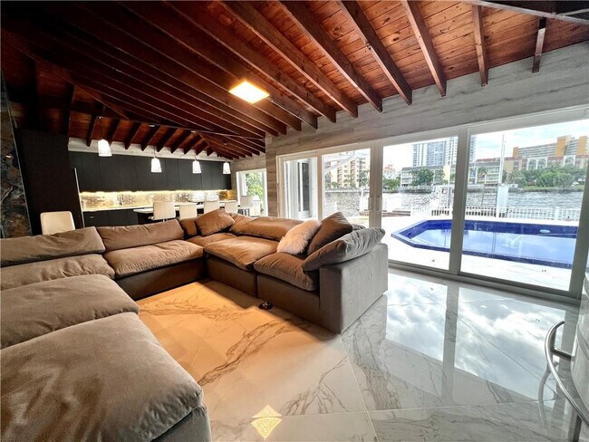 Building Photo - 720 NE 28th Ave