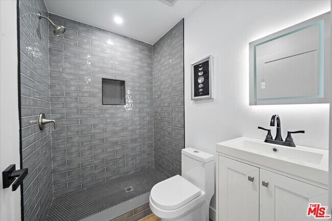 Building Photo - 5815 Saloma Ave