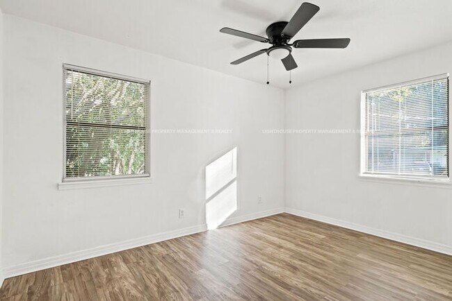 Building Photo - NEWLY RENOVATED 4 bed/1 bath!