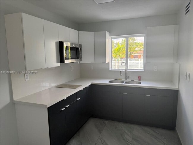 Building Photo - 166 NE 70th St