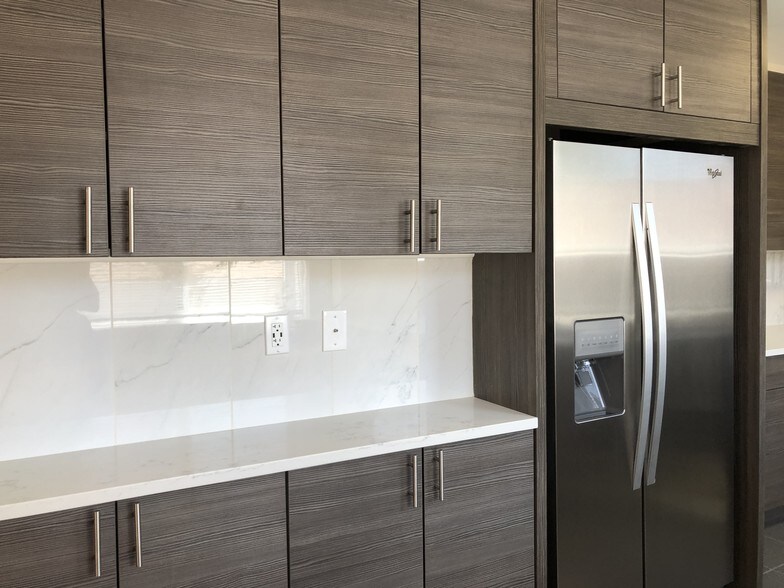 Building Photo - 6441 N Francisco Ave