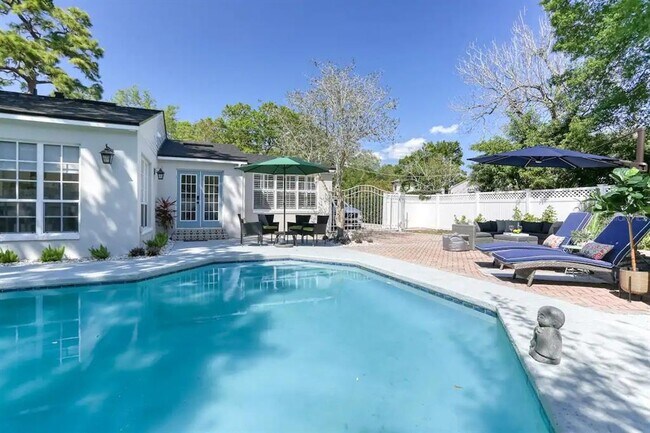Building Photo - 4014 W Palmira Ave