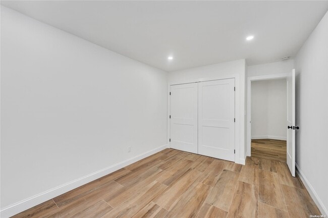 Building Photo - 141 Lakebridge Dr N